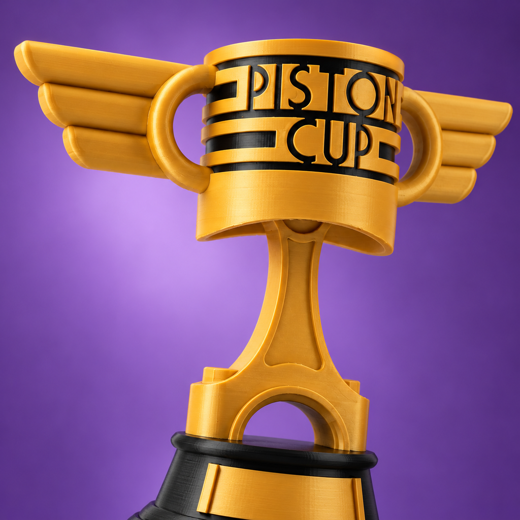 Detalle de la inscripción PISTON CUP, asas y alas de la copa