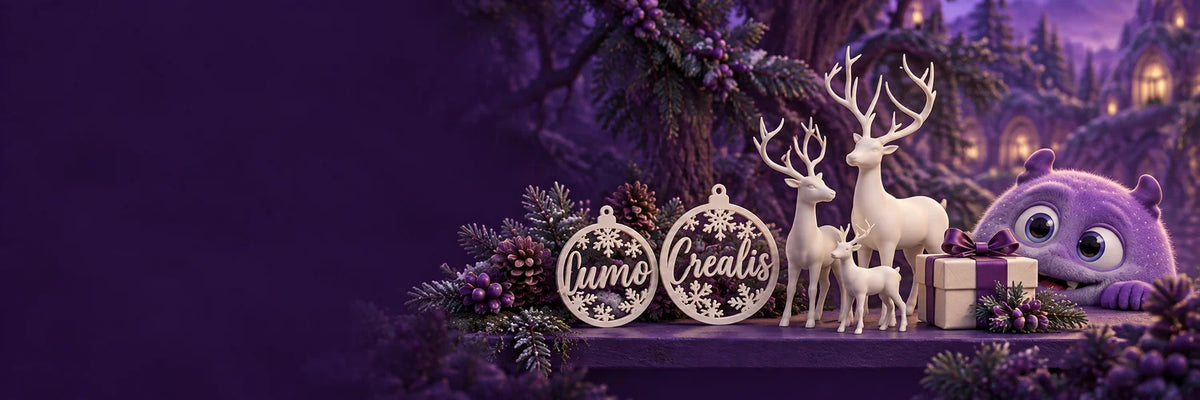 Renos y adornos personalizados de Crealis junto a Lumo en una repisa violeta