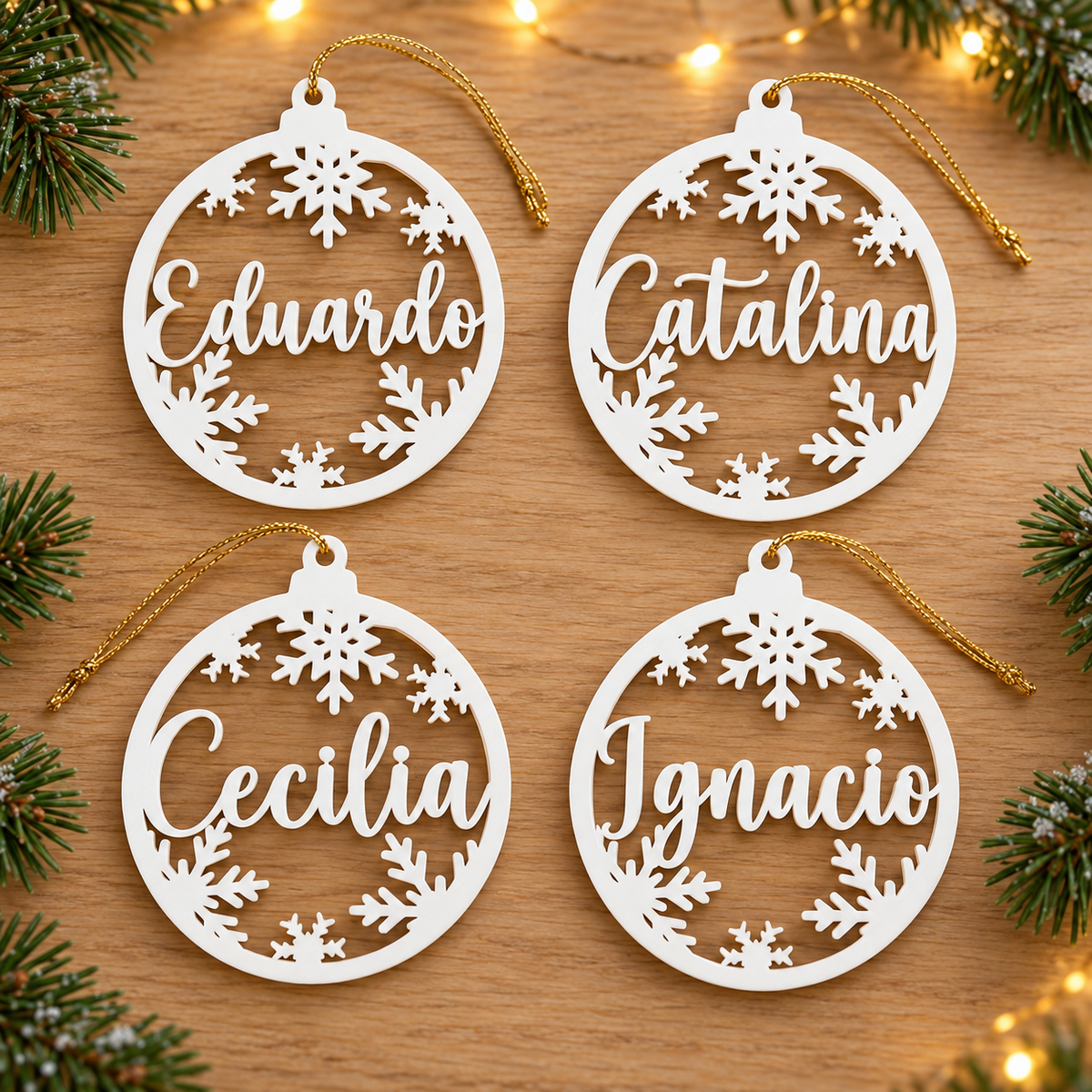 Pack de cuatro esferas blancas de 10 cm con nombres personalizados sobre madera, ambientación ilustrativa