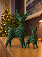 Dúo de renos navideños en verde pino, imagen referencial