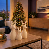 Trío de renos navideños en blanco, imagen referencial