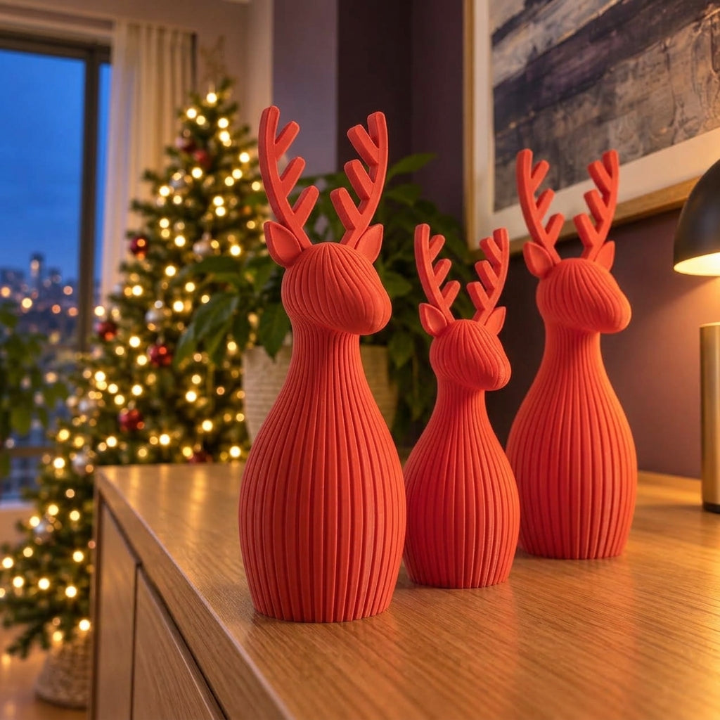 Trío de renos navideños en rojo, imagen referencial