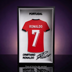 Marco de camiseta Cristiano Ronaldo Portugal, fondo morado con frase Para el hincha de verdad