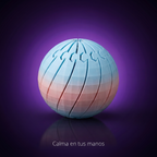 Bola fidget giratoria celeste y rosa, fondo morado con frase Calma en tus manos
