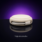 Soporte enrollable para cargador MagSafe crema, fondo morado con frase Viaja sin enredos