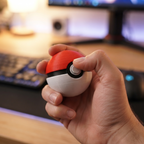 Mano presionando el clicker de pokeball