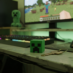 Creeper antiestres en escritorio gamer con setup Minecraft