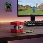 Cubo de TNT antiestres en escritorio gamer con setup Minecraft