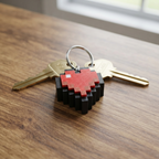 Llavero corazon pixel colgado junto a llaves reales