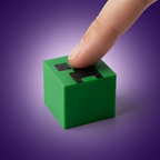 Dedo presionando el Creeper clicker, mecanismo rigido tipo tecla