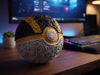 Ultra Ball decorativa sobre escritorio gamer, detalle del grabado