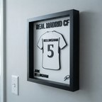 Cuadro camiseta Bellingham colgado en la pared, se ve el relieve 3D y el grosor del marco