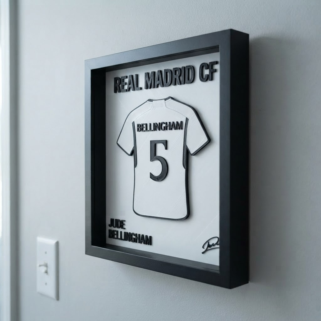 Cuadro camiseta Bellingham colgado en la pared, se ve el relieve 3D y el grosor del marco