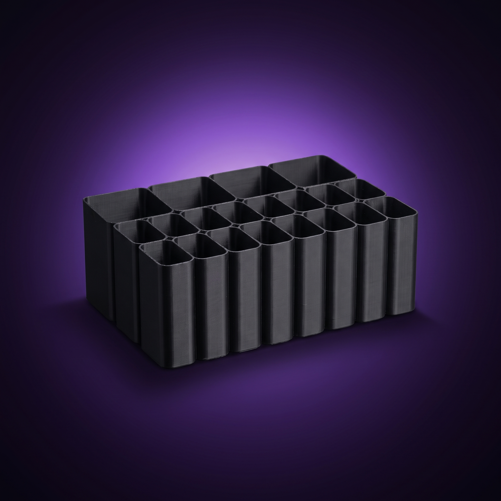 Organizador modular de cables y cargadores, foto de estudio fondo morado
