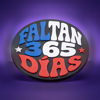 Posavasos impreso en 3D con la frase Faltan 365 Días en azul, blanco y rojo sobre disco negro