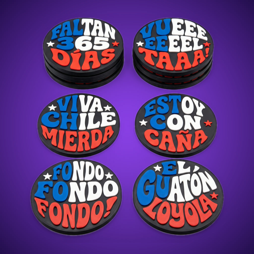 Diez posavasos de Fiestas Patrias impresos en 3D sobre fondo morado, con los seis diseños de la colección y unidades apiladas