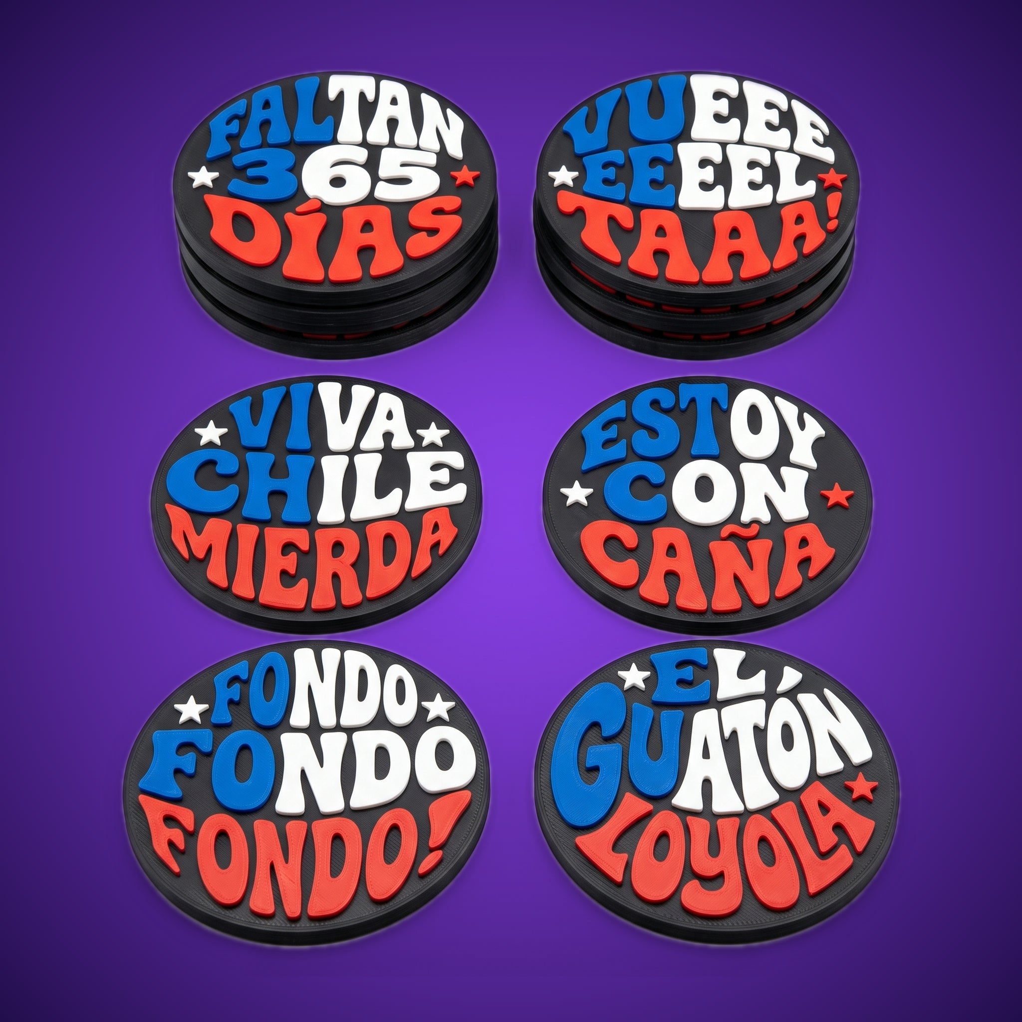 Diez posavasos de Fiestas Patrias impresos en 3D sobre fondo morado, con los seis diseños de la colección y unidades apiladas