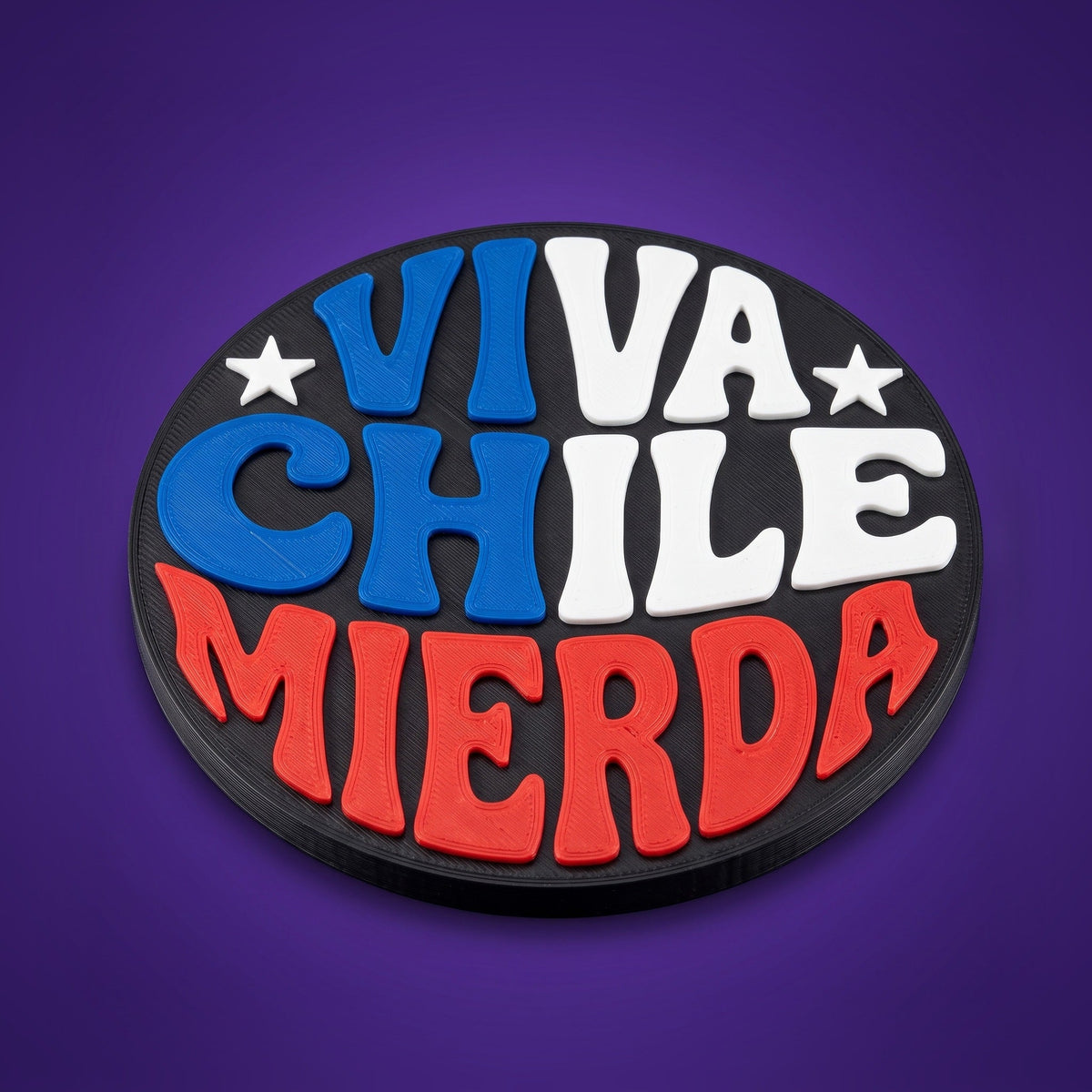 Posavasos impreso en 3D con la frase Viva Chile Mierda en azul, blanco y rojo sobre disco negro